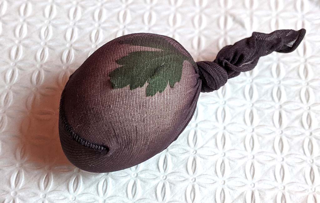 farbowanie jajek wielkanocnych metodą naturalną