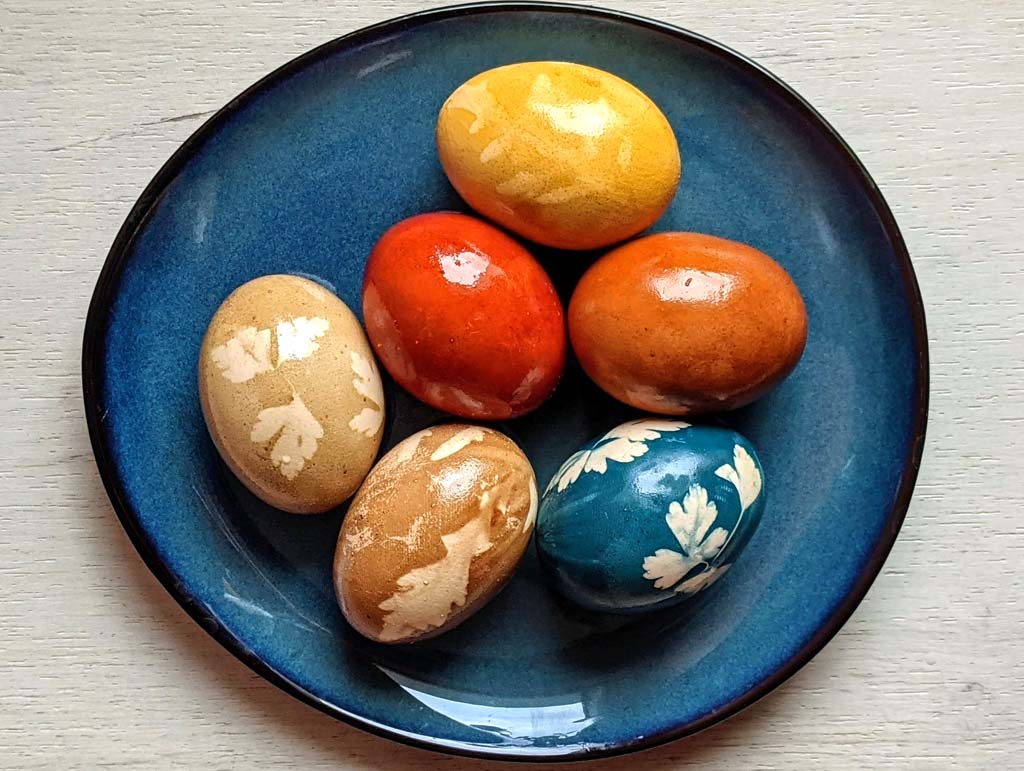 błyszczące, kolorowe, naturalne pisanki wielkanocne