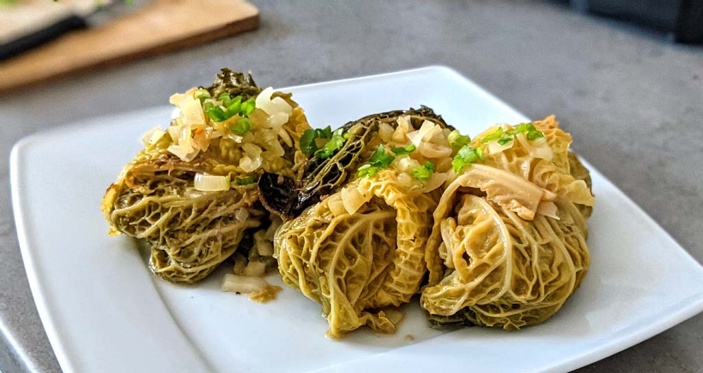 Roladki z kapusty włoskiej i nadzienia z mięsa, gołąbki