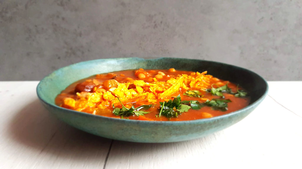Rozgrzewająca zupa harira z soczewicą, daktylami, kminem rzymskim i kolendrą.
