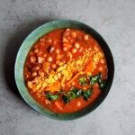 Sycąca wersja zupy harira z daktylami bez mięsa.