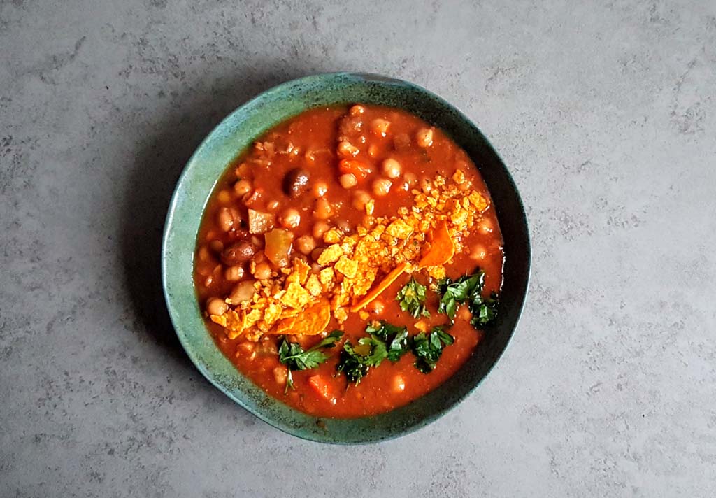 Gęsta, sycąca wegańska wersja zupy harira z daktylami.