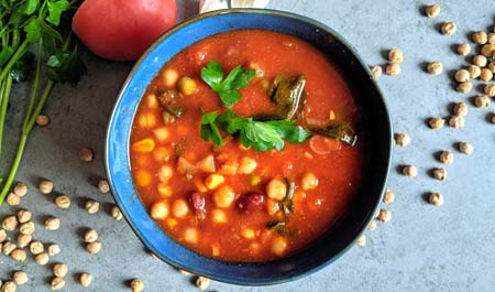 świąteczna wielkanocna zupa z ciecierzycy