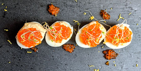 Wielkanocne jajka z musem cytrynowym i kawiorem