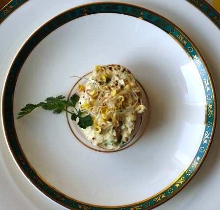 Jajko na twardo z farszem i kiełkami rzeżuchy.