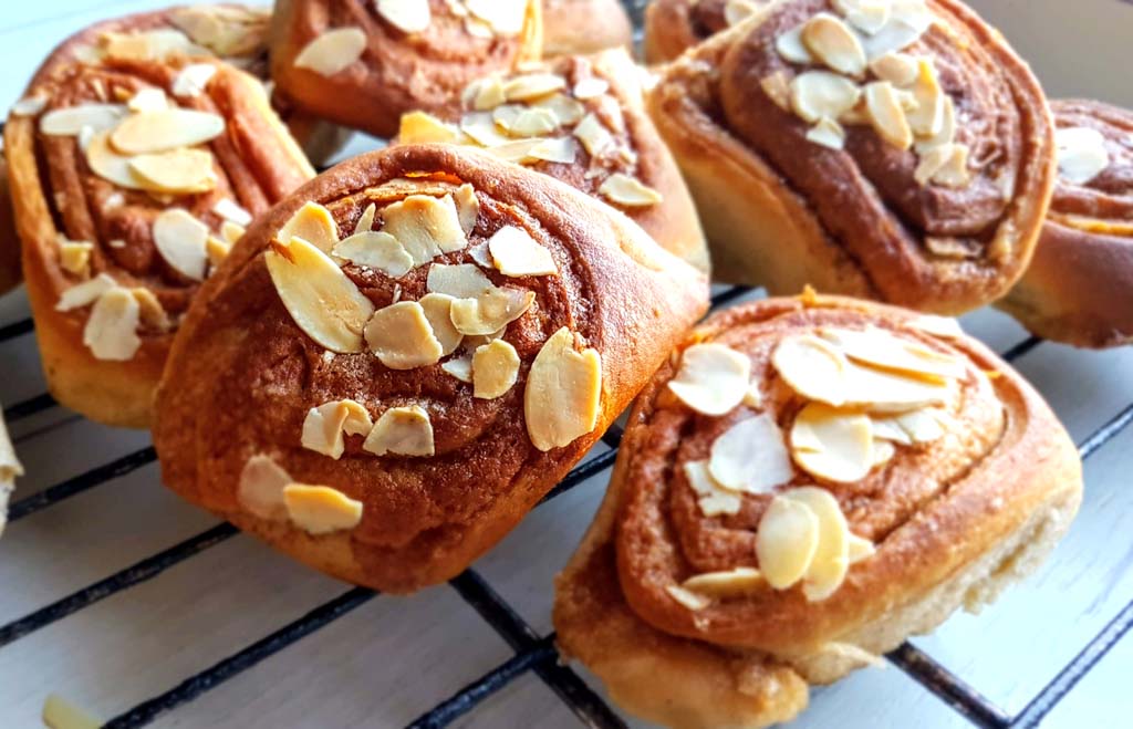 kanelbulle z kardamonem i płatkami migdałów