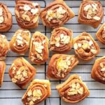 kanelbulle z kardamonem stygnące po upieczeniu