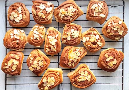 kanelbulle z kardamonem stygnące po upieczeniu