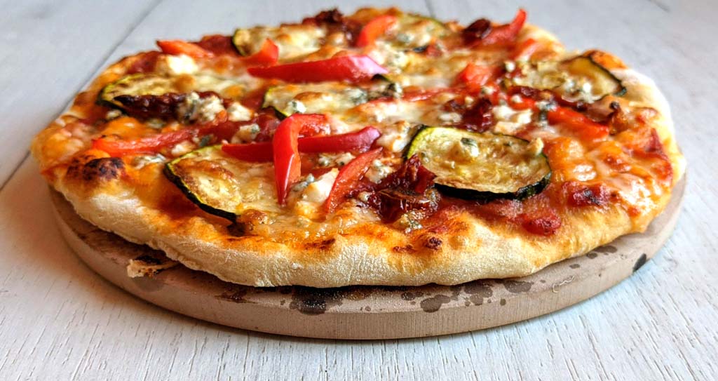 chrupiąca pizza upieczona na kamieniu do pizzy