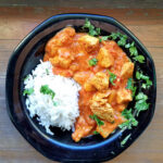 obiadowa porcja kurczaka po indyjsku z ryżem