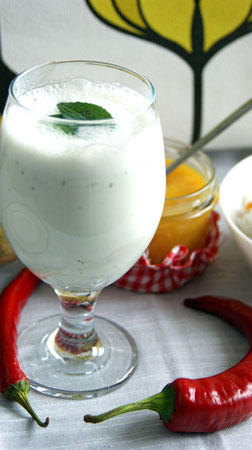 koktajl z mleka, wody, jogurtu greckiego, świeżego ogórka i mięty