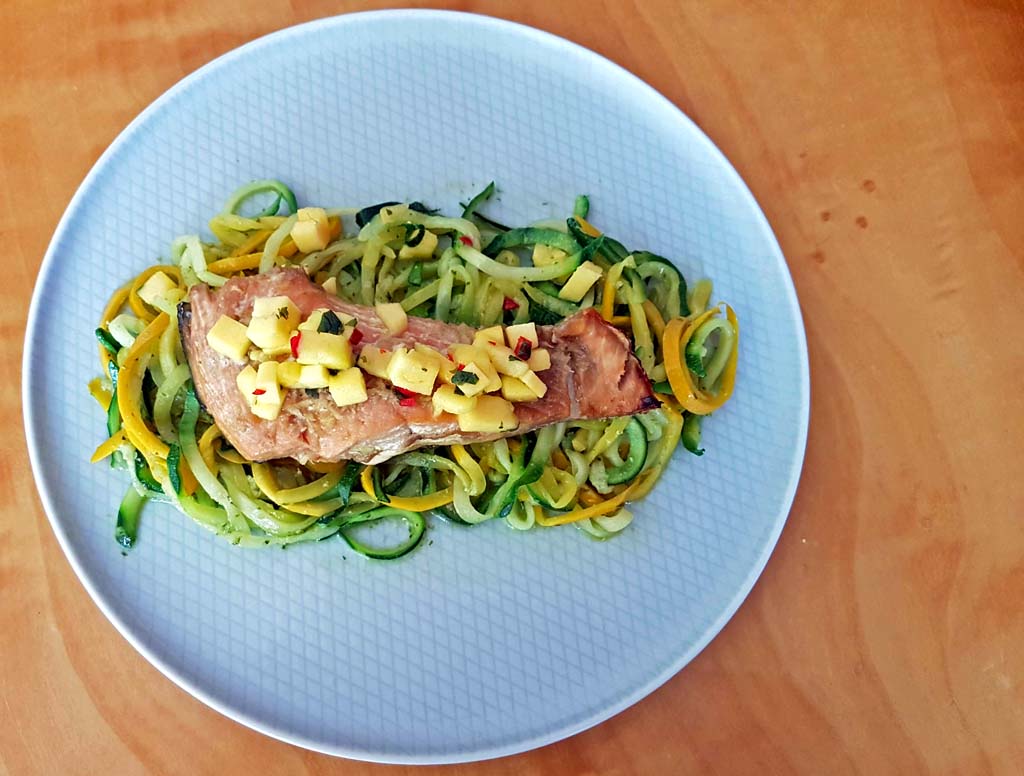 pieczony filet z łososia podany na warzywnym spaghetti z cukinii