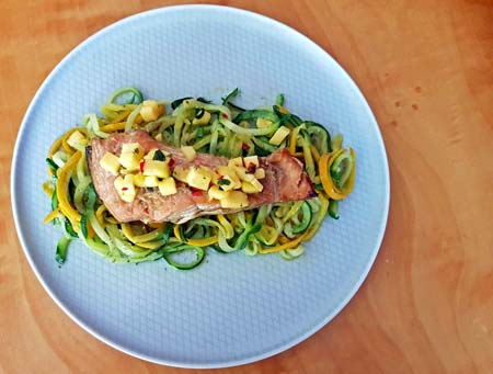 pieczony filet z łososia podany na warzywnym spaghetti z cukinii