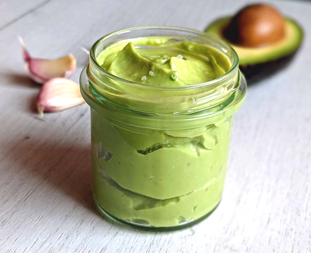 Słoik wegańskiego, kremowego majonezu z awokado.