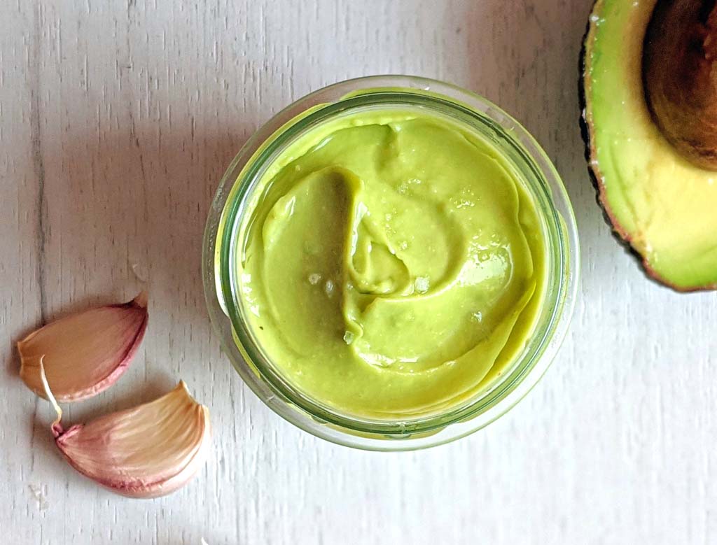 Zmiksowane na majonez awokado.