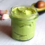 Słoik wegańskiego, kremowego majonezu z awokado. Miniaturka