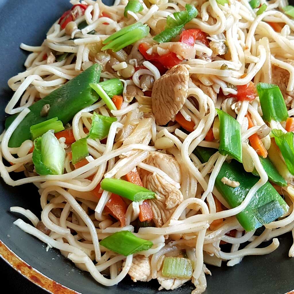 makaron chiński z chrupiącymi warzywami i kurczakiem