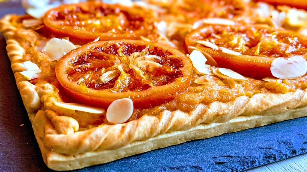 Wielkanocne, świąteczne ciasto. Mazurek, szarlotka z pomarańczami.