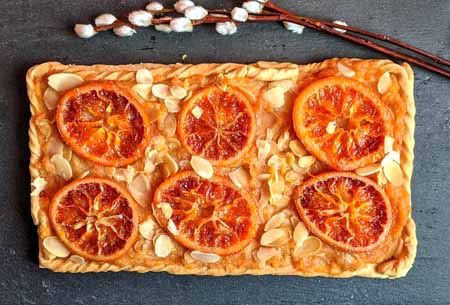 Wielkanocne, świąteczne ciasto. Mazurek, szarlotka z pomarańczami.