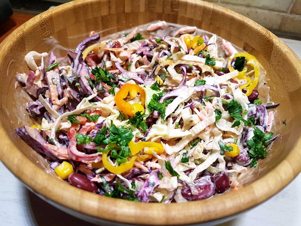 sałatka meksykańska coleslaw, chrupiąca kapusta, papryka i fasola