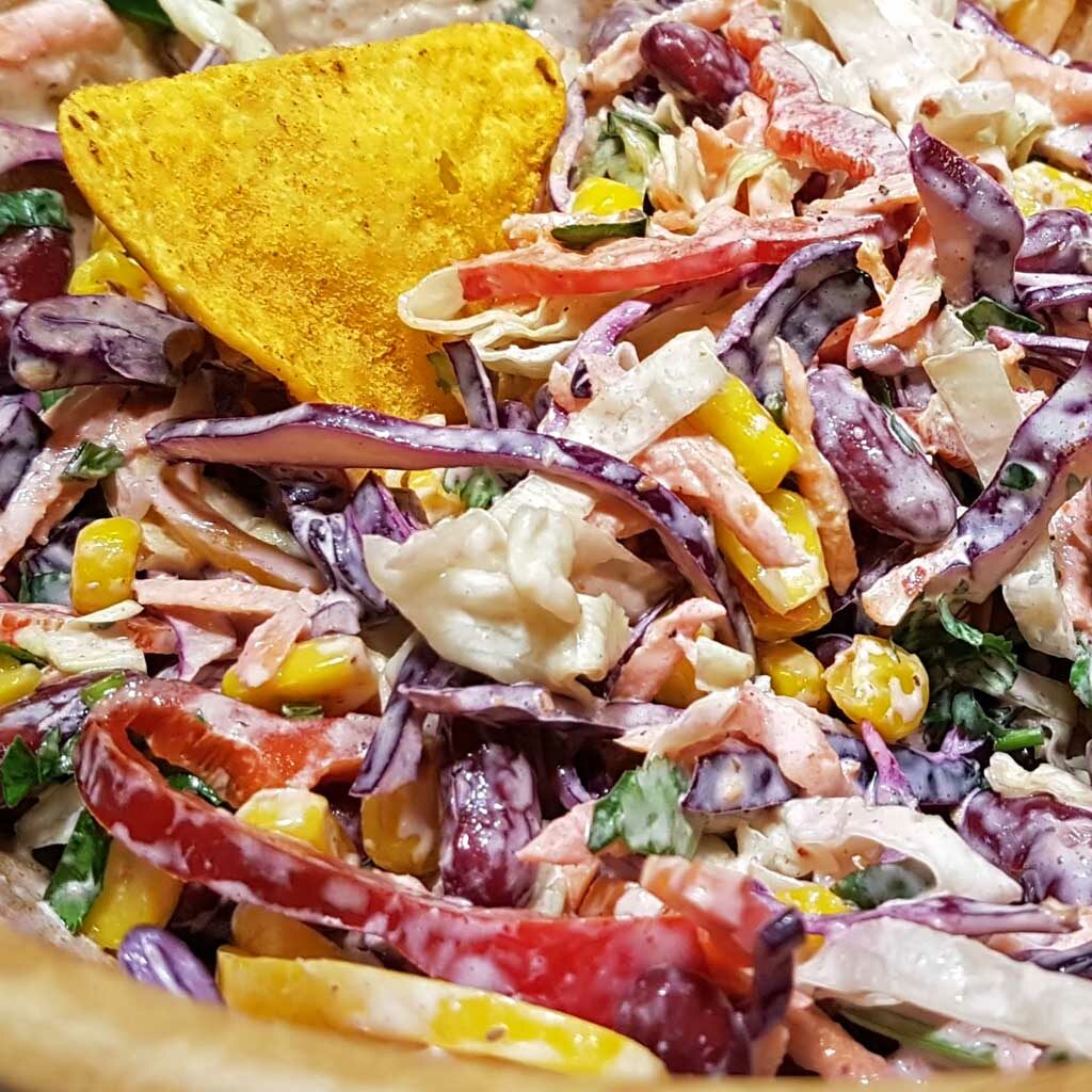 sałatka meksykańska coleslaw, chrupiąca kapusta, papryka i fasola