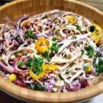 sałatka meksykańska coleslaw, chrupiąca kapusta, papryka i fasola