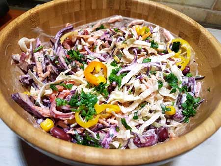 sałatka meksykańska coleslaw, chrupiąca kapusta, papryka i fasola