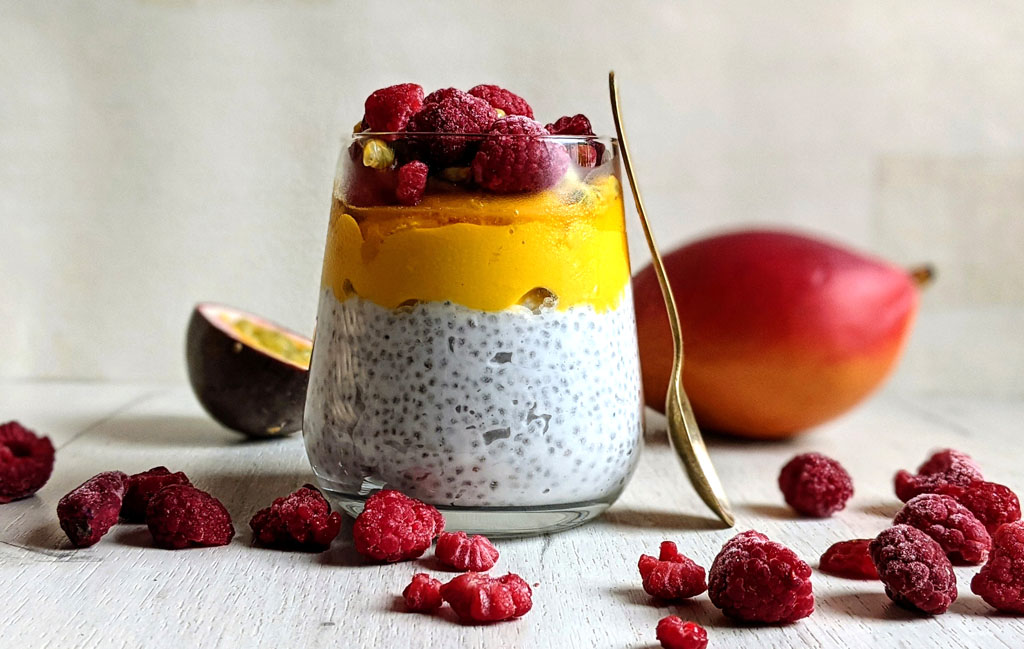 Kokosowy pudding chia z musem z mango, malinami