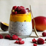 Kokosowy pudding chia z musem z mango, malinami