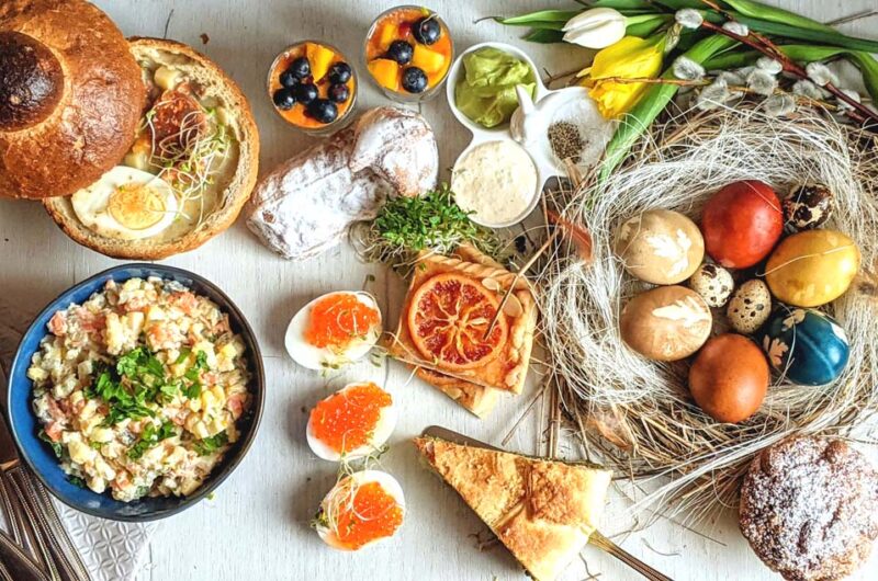 potrawy wielkanocne, jajka, sałatka, mazurki