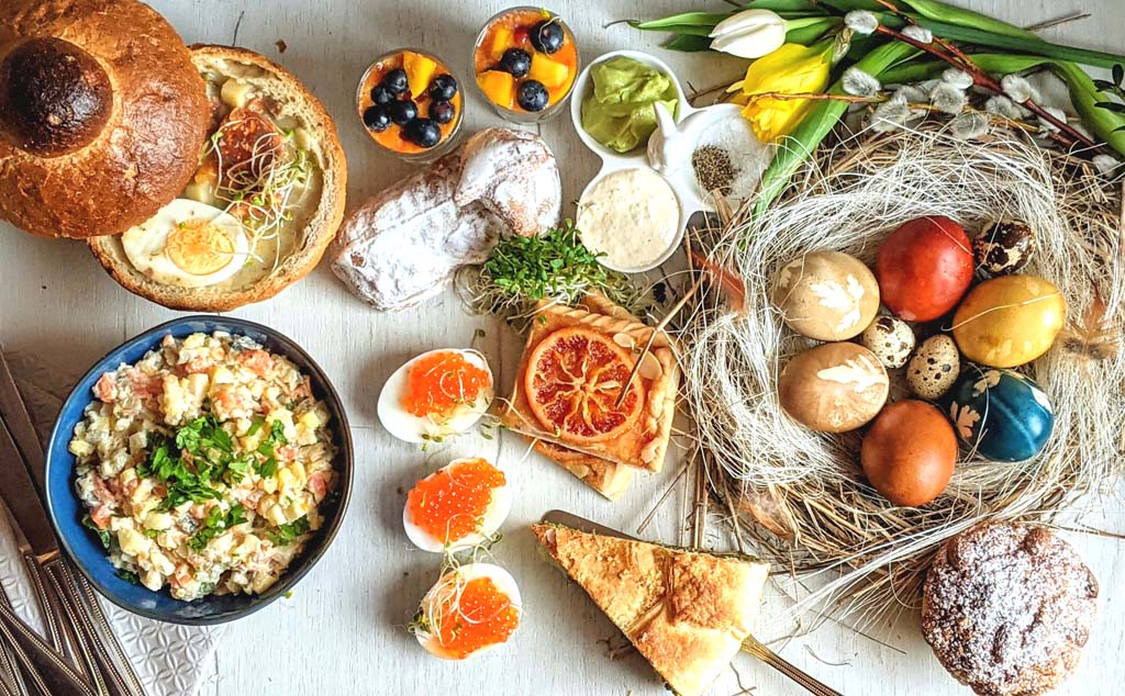 potrawy wielkanocne, jajka, sałatka, mazurki