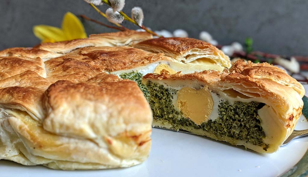 Ciasto francuskie nadziane szpinakiem i jajkami. Potrawa wielkanocna