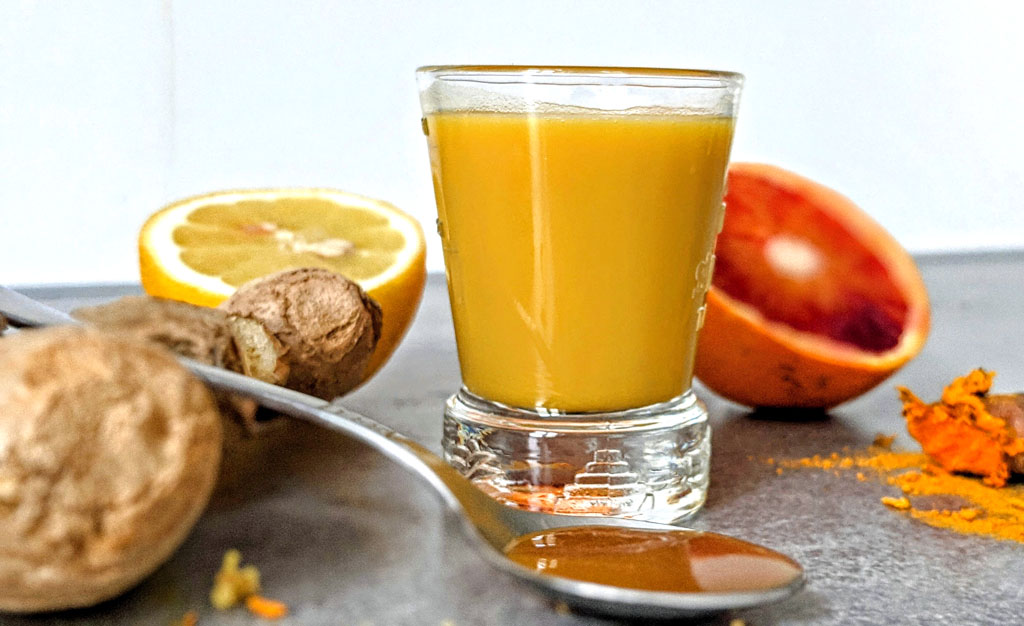 prozdrowotny, energetyczny shot z kurkumy i imbiru