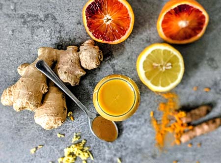 składniki napoju wzmacniającego organizm, imbir, kurkuma, miód, imbir, cytryna