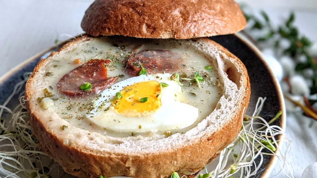 Żurek w chlebie, zupa wielkanocna z kiełbasą i jajkiem na twardo