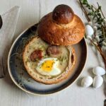 Miseczka z pieczonego chleba wypełniona wielkanocnym żurkiem