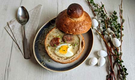 Miseczka z pieczonego chleba wypełniona wielkanocnym żurkiem