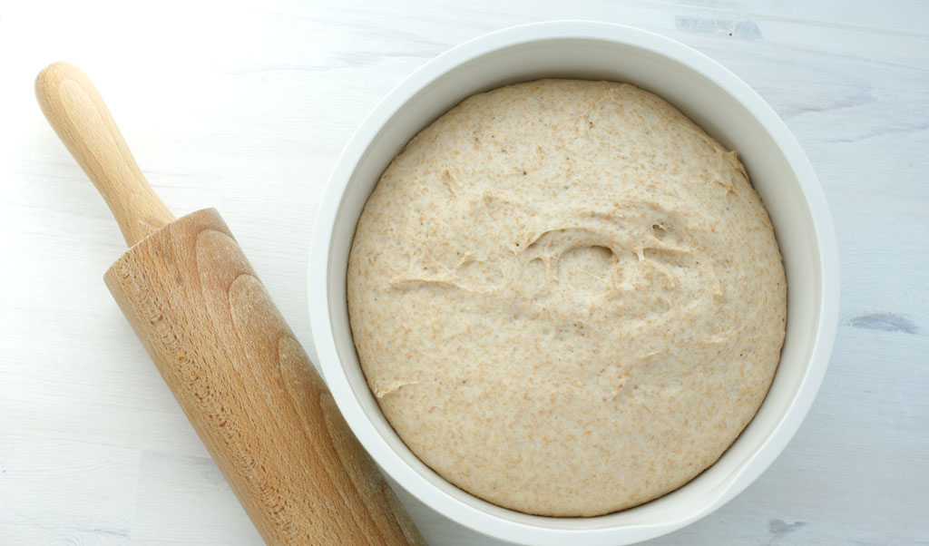 naczynie z ciastem na pizzę