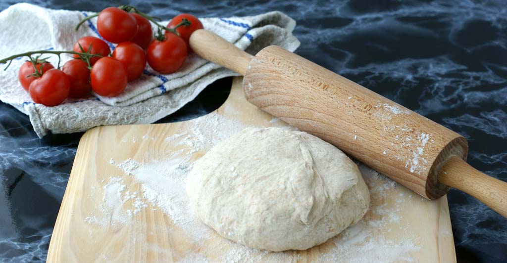 wyrośnięte ciasto na pizzę gotowe do wałkowania