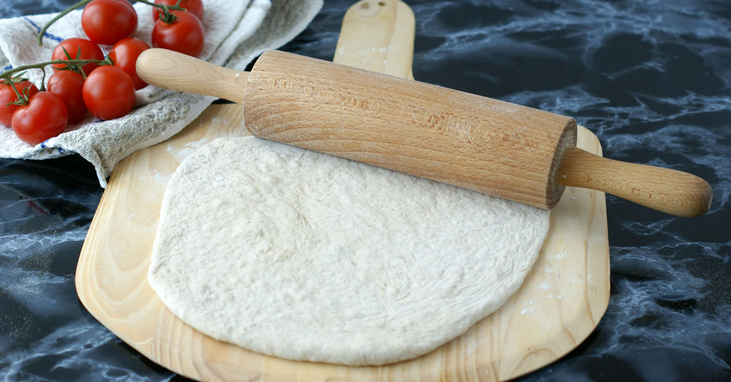 wałkowanie ciasta na pizzę