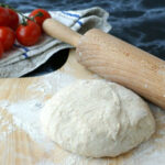 wyrośnięte ciasto na pizzę gotowe do wałkowania