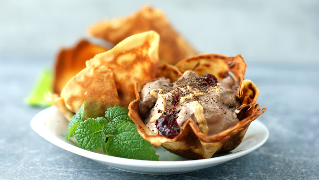 lody jogurtowe z czekoladą w domowych wafelkach