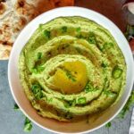 porcja zielonego hummusu z kolendrą i jalapeno