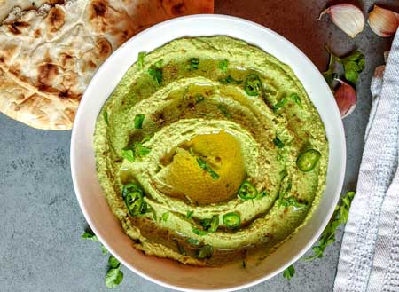 porcja zielonego hummusu z kolendrą i jalapeno