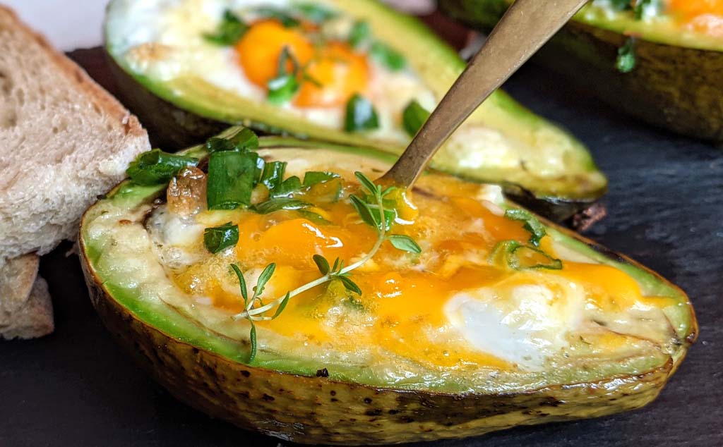 jaka zapieczone w łódeczkach z owocu awokado