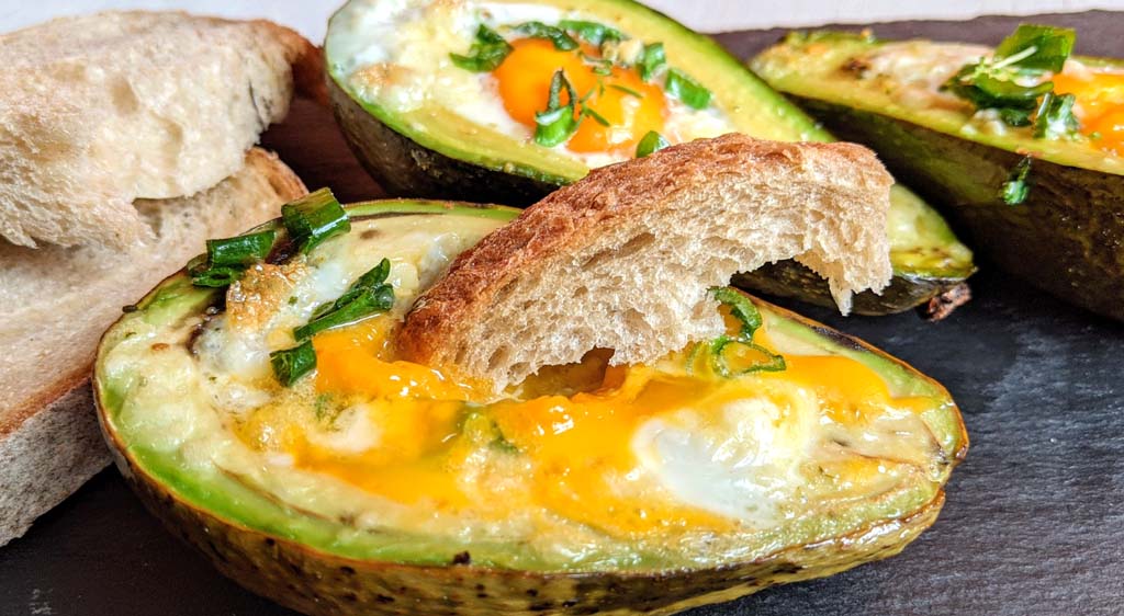jaka zapieczone w owocu awokado podane z chlebem