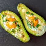 jaka zapieczone w łódeczkach z owocu awokado