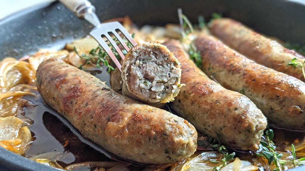 porcja wielkanocnej, białej kiełbasy upieczonej w piwie