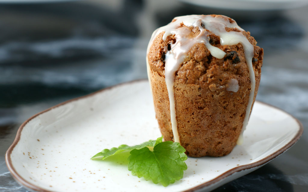 muffina marchewkowa z kokosową polewą i listkami melisy