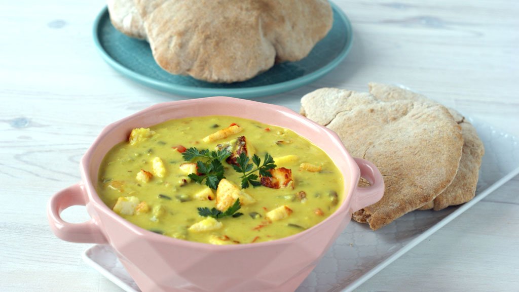 Kremowy sos kokosowy z kurkumą, imbirem, czosnkiem i smażonym serkiem Capri